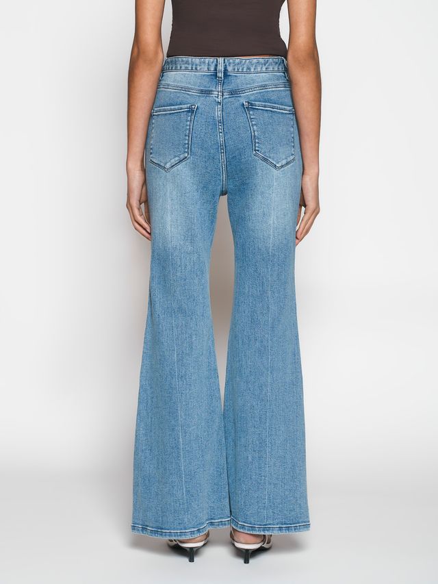 Джинсы клеш облегающего кроя