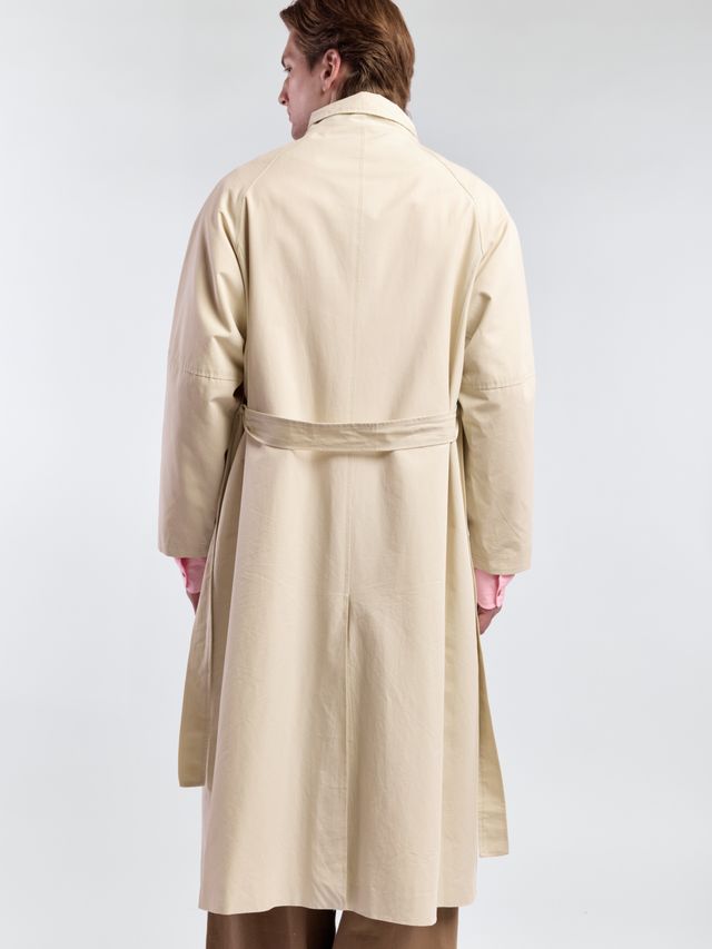 Плащ с высоким воротником и контрастными пуговицами