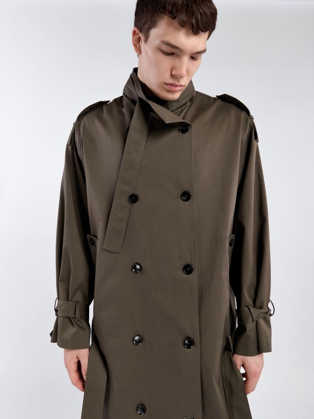 Асимметричный тренч с заниженным поясом