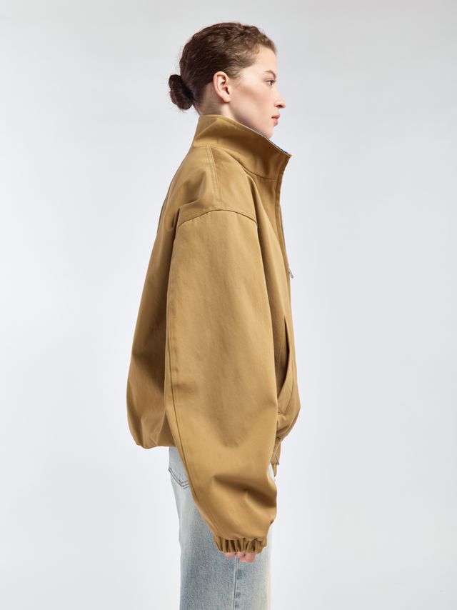 Куртка с воротником-стойкой укороченного кроя