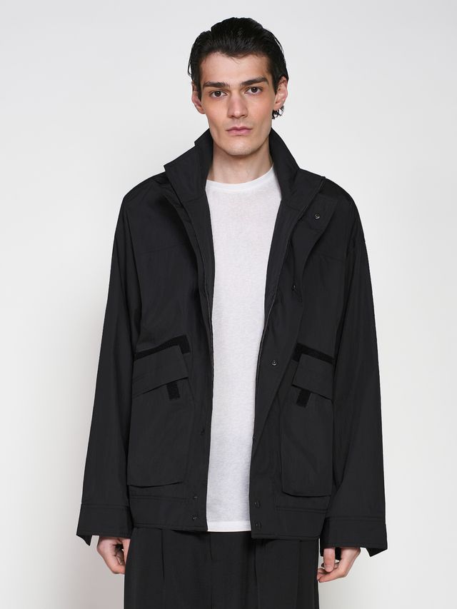 Легкая куртка с воротом стойка