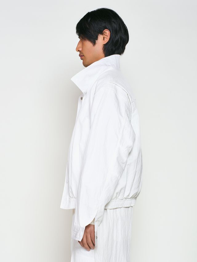 Ветровка из жатой ткани с воротником-стойкой