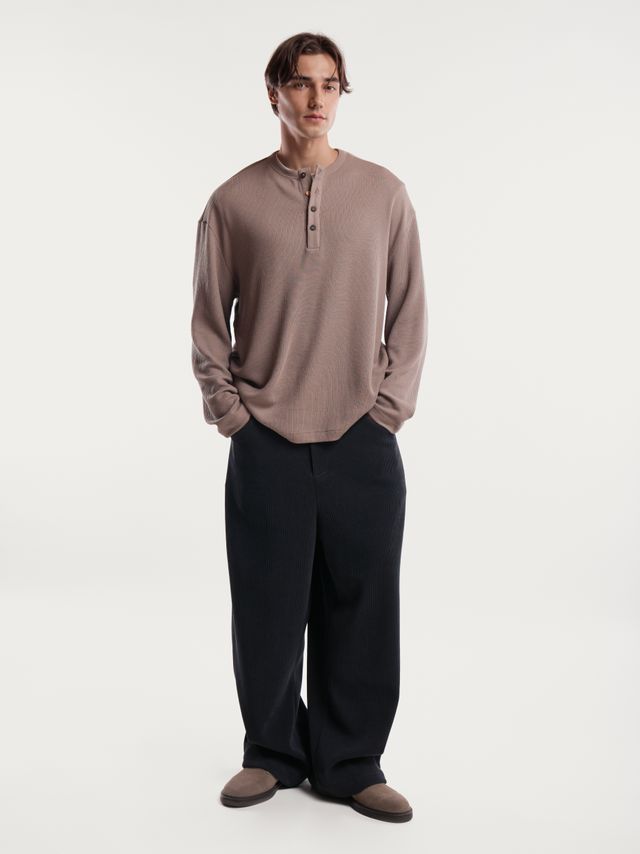 Лонгслив-хенли с акцентной пуговицей