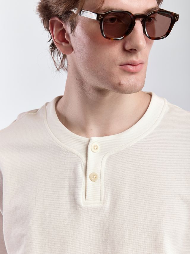 Футболка из фактурной ткани с пуговицами