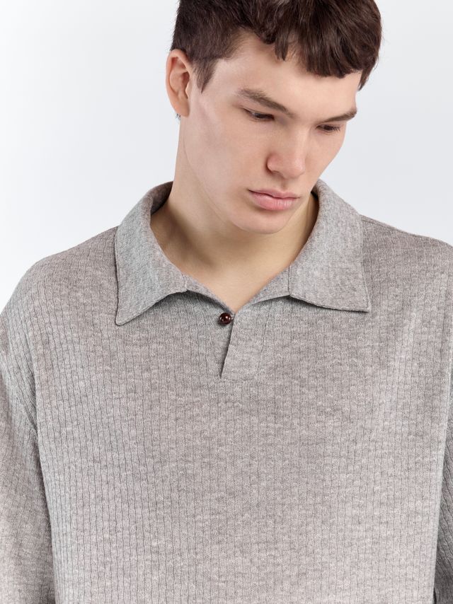 Поло с акцентной пуговицей