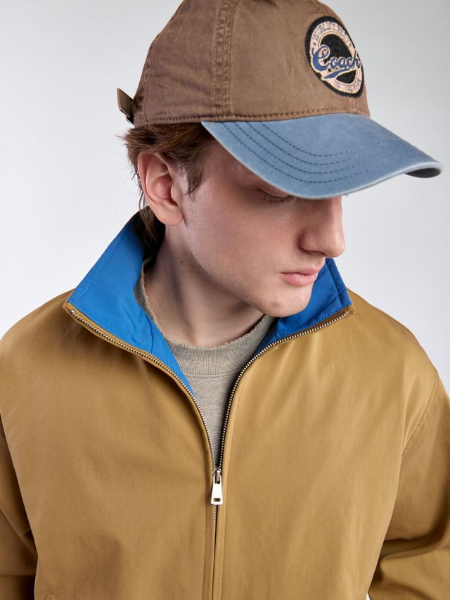 Куртка с воротником-стойкой укороченного кроя