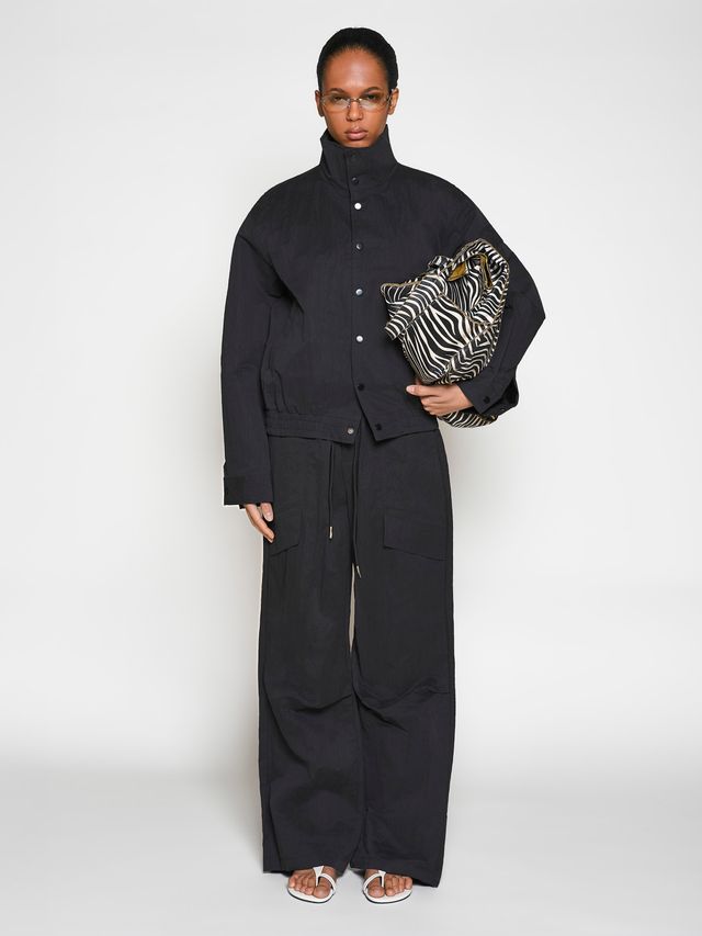 Ветровка из жатой ткани с воротником-стойкой