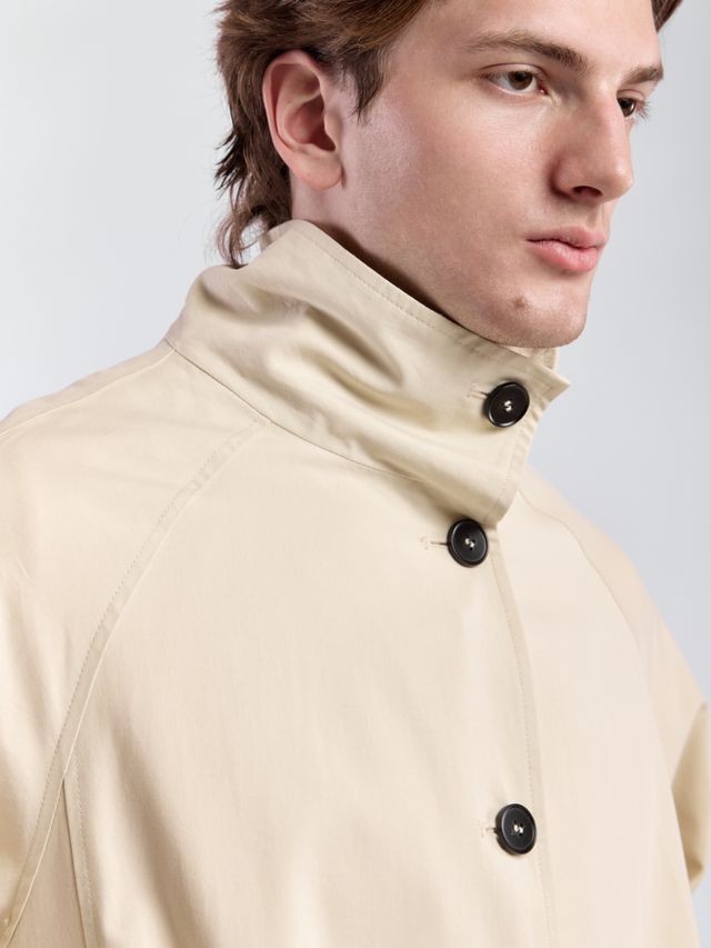 Плащ с высоким воротником и контрастными пуговицами