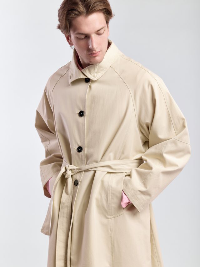 Плащ с высоким воротником и контрастными пуговицами