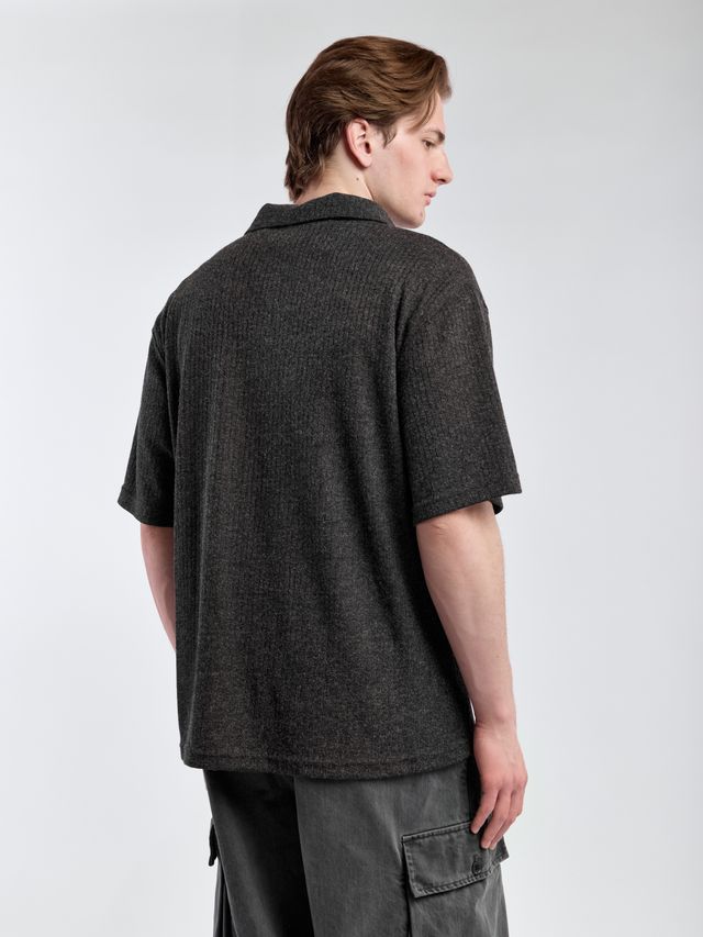 Поло с акцентной пуговицей