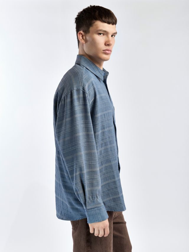 Рубашка из фактурной ткани под джинсу