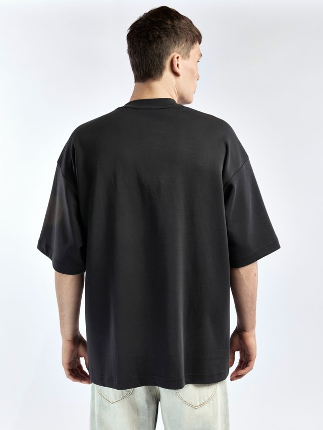 Футболка с вышивкой из камней