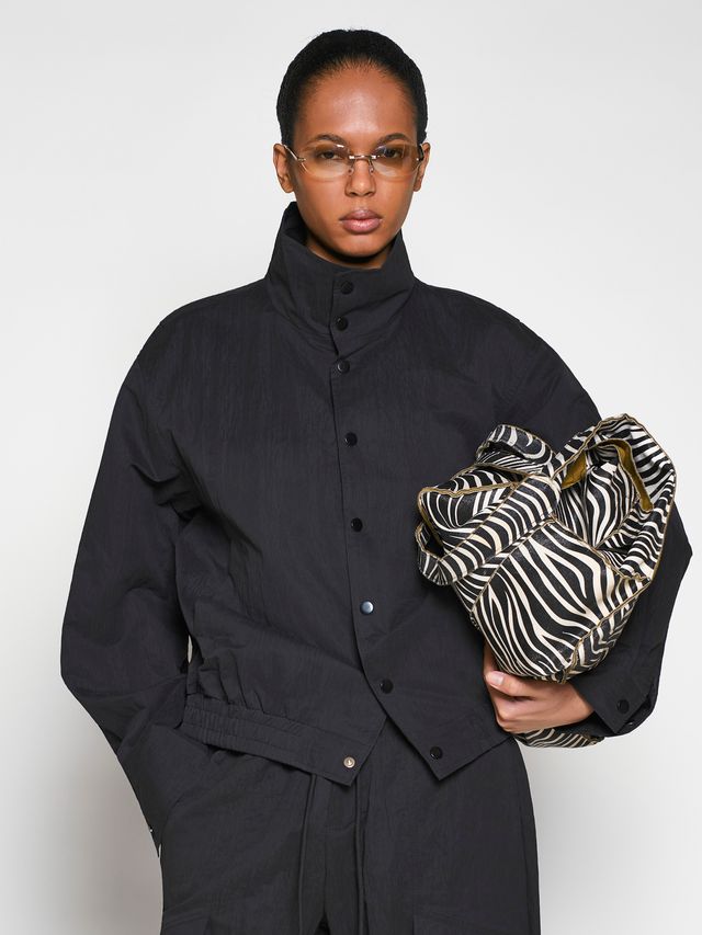 Ветровка из жатой ткани с воротником-стойкой