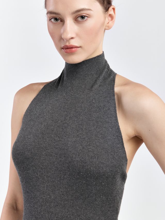 Трикотажное платье с высоким горлом