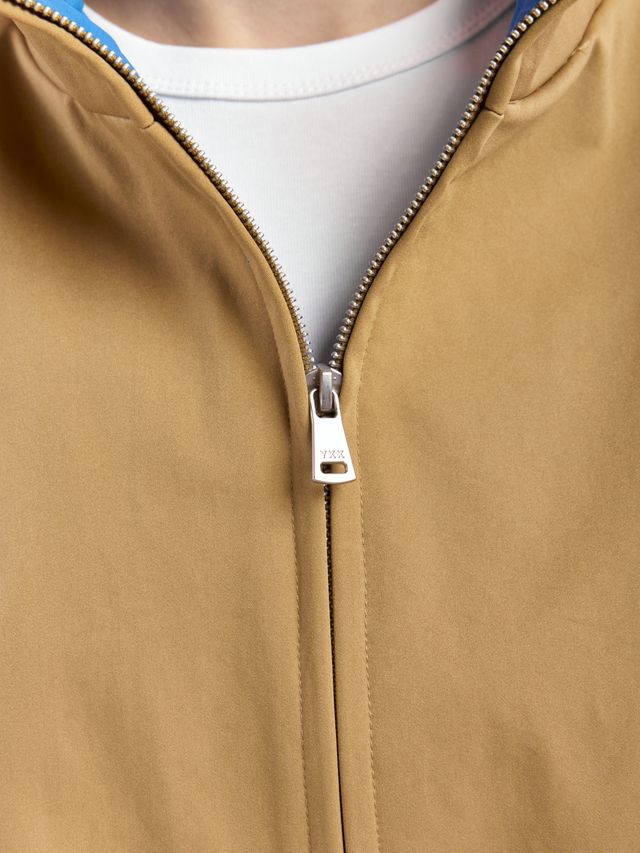 Куртка с воротником-стойкой укороченного кроя