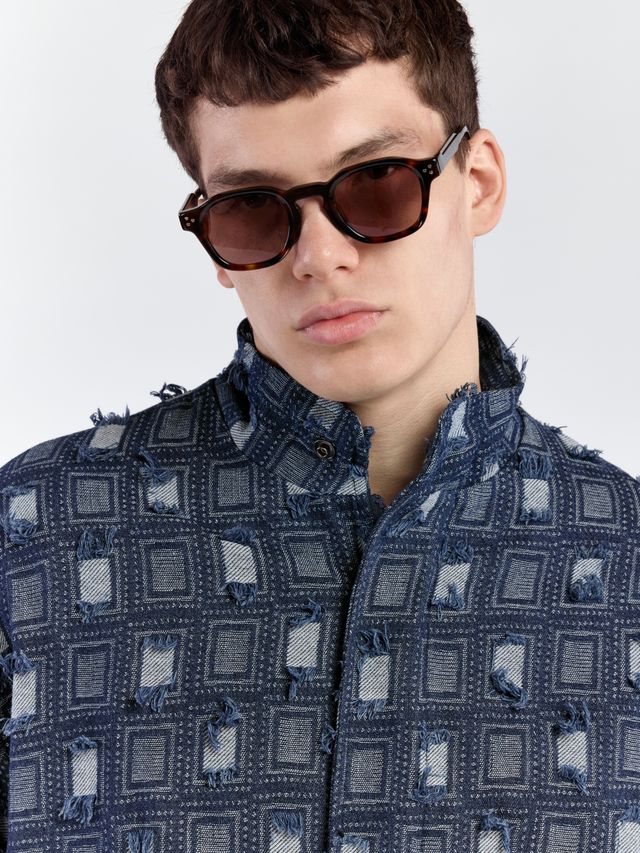 Джинсовый бомбер из фактурной ткани