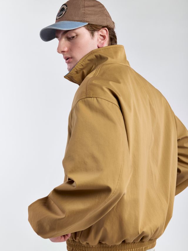 Куртка с воротником-стойкой укороченного кроя