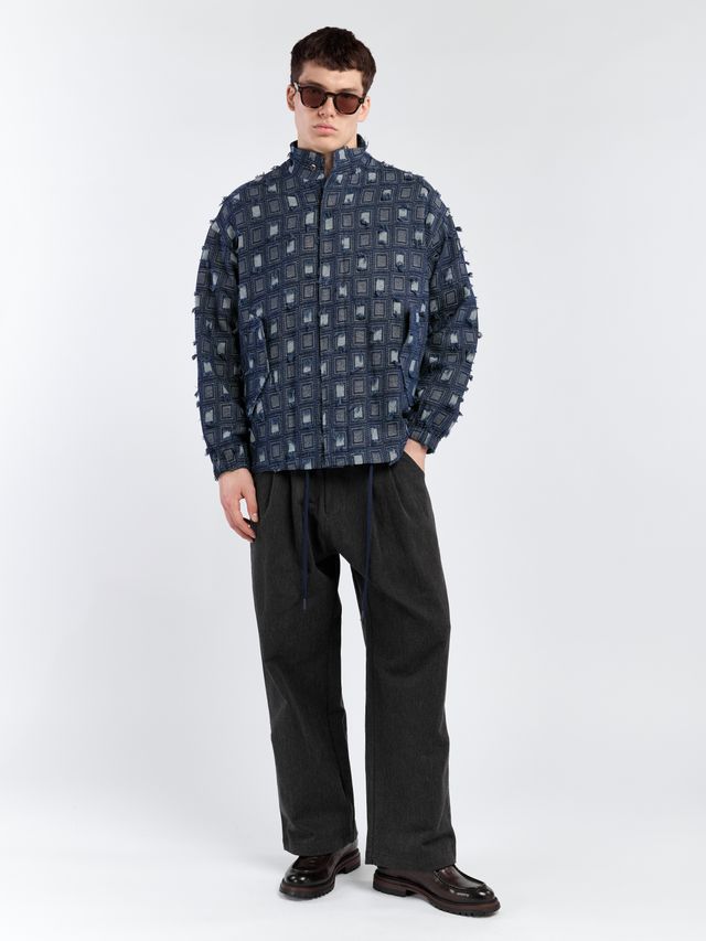 Джинсовый бомбер из фактурной ткани