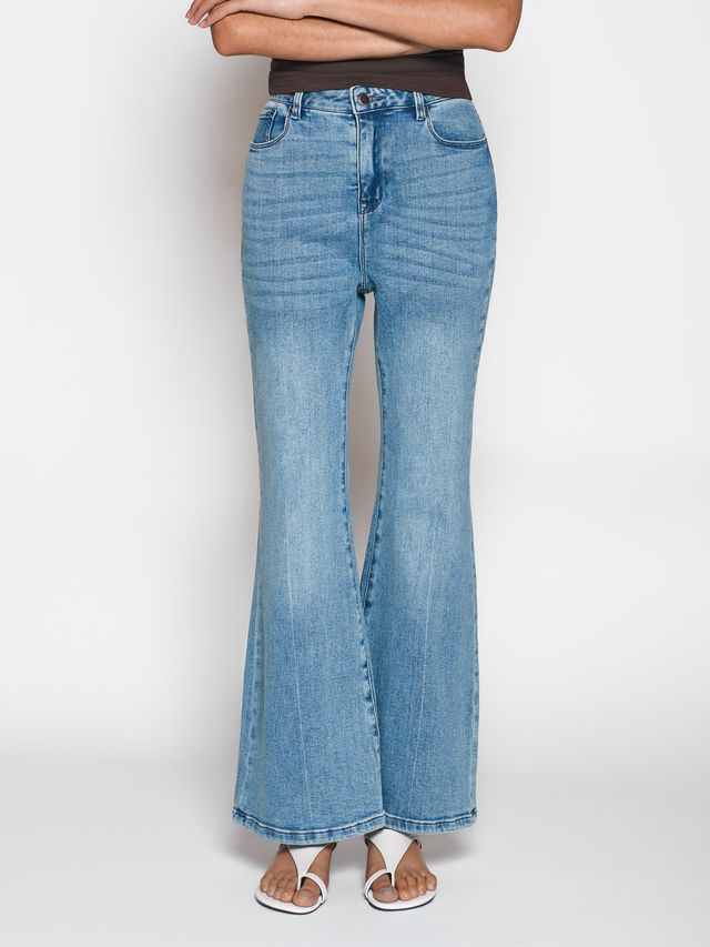 Джинсы клеш облегающего кроя