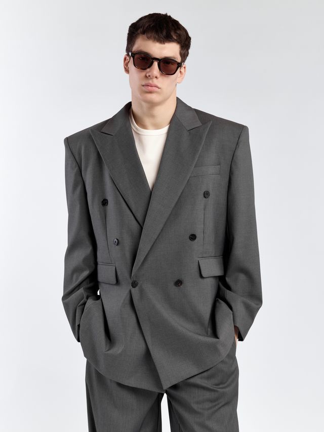 Двубортный пиджак с акцентными плечами и лацканами