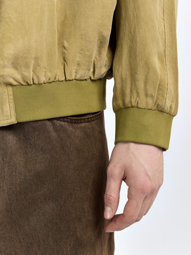 Бомбер из лиоцелла с велюровым эффектом