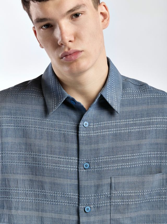 Рубашка из фактурной ткани под джинсу