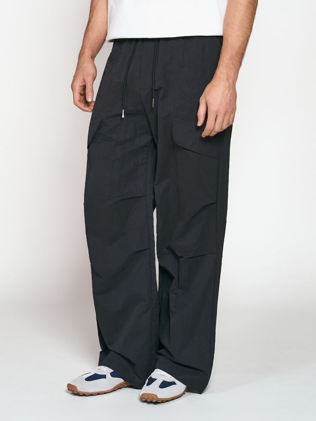 Брюки из жатой ткани с драпировкой