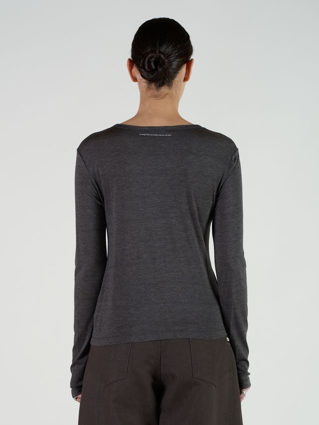 Лонгслив с глубоким вырезом