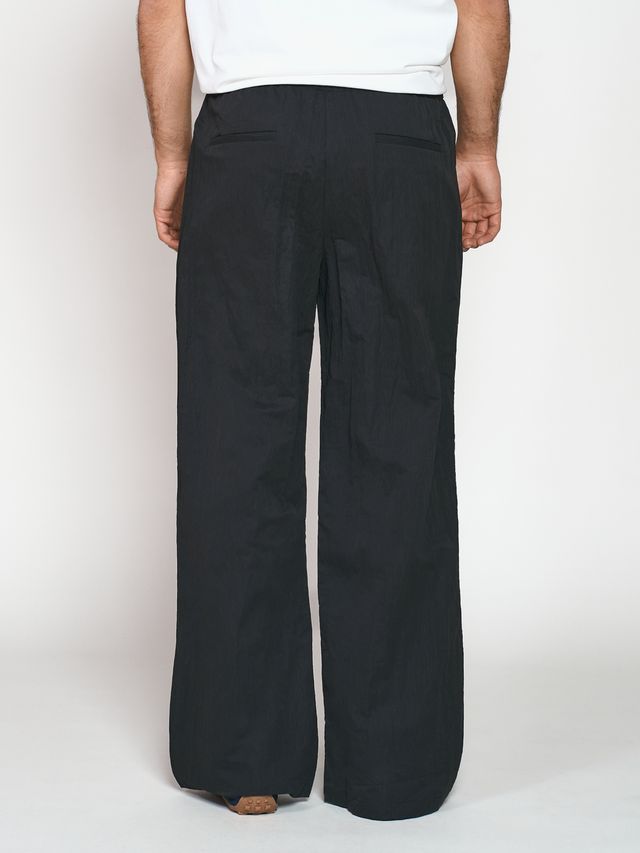 Брюки из жатой ткани с драпировкой