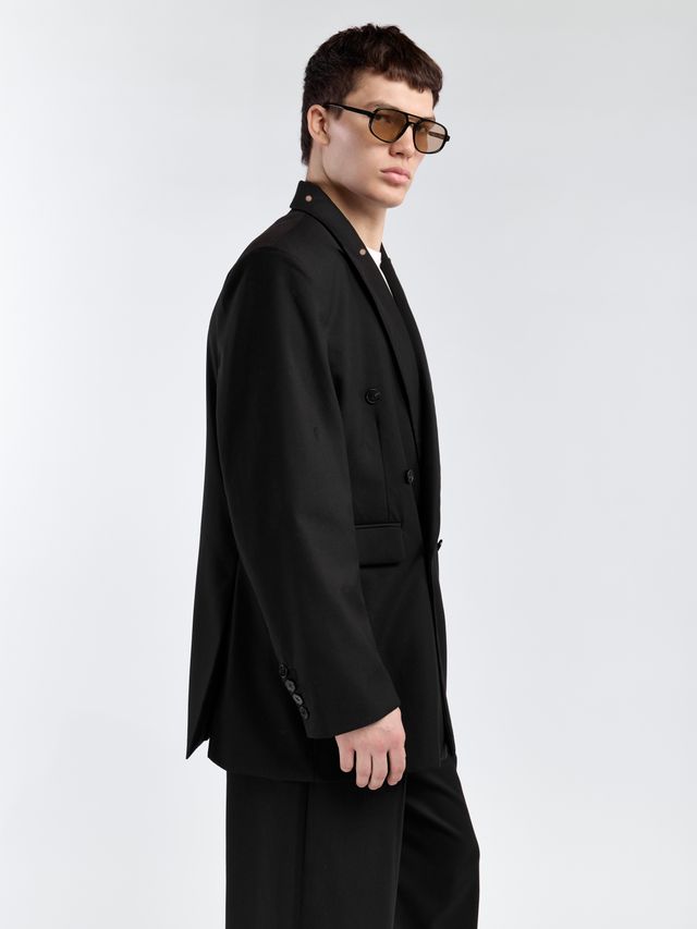 Двубортный пиджак с акцентными плечами и лацканами