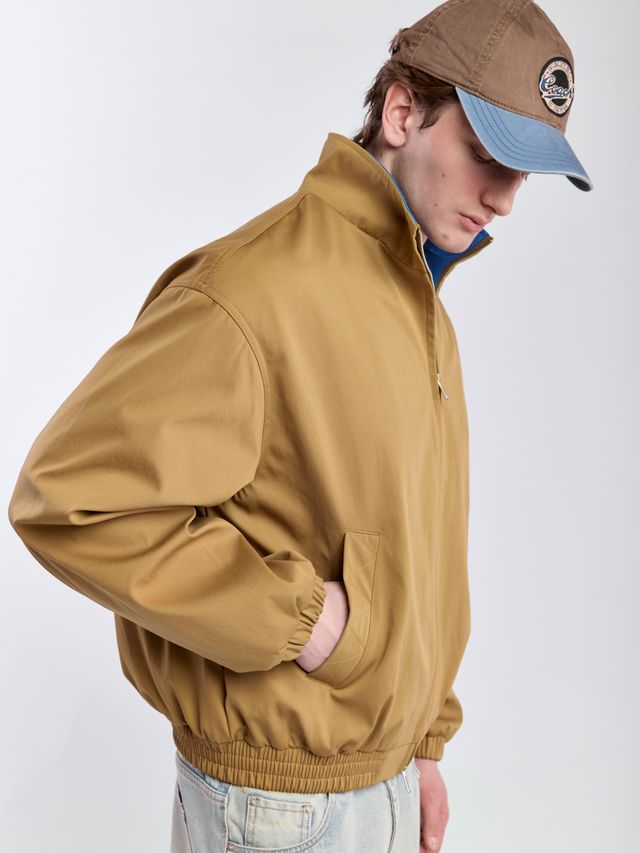 Куртка с воротником-стойкой укороченного кроя