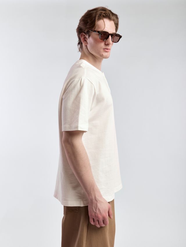 Футболка из фактурной ткани с пуговицами