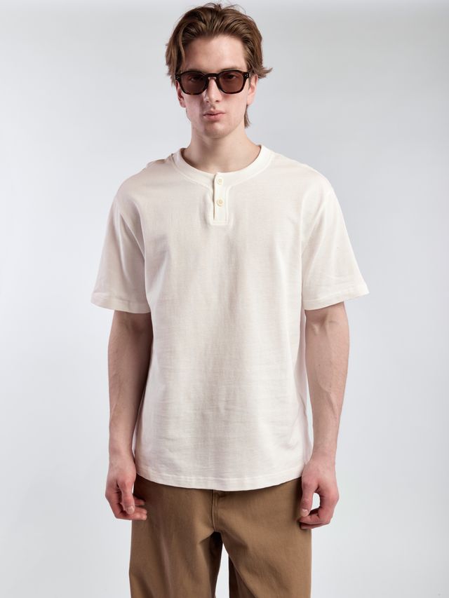Футболка из фактурной ткани с пуговицами
