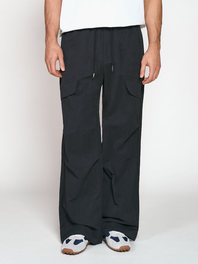 Брюки из жатой ткани с драпировкой