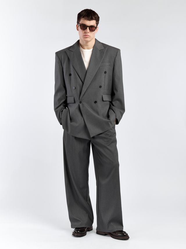 Двубортный пиджак с акцентными плечами и лацканами