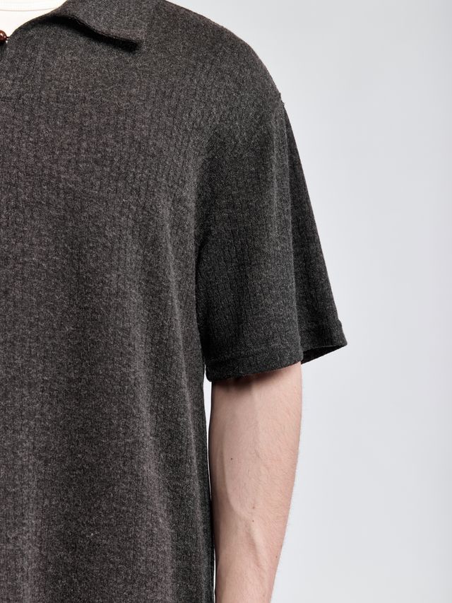 Поло с акцентной пуговицей