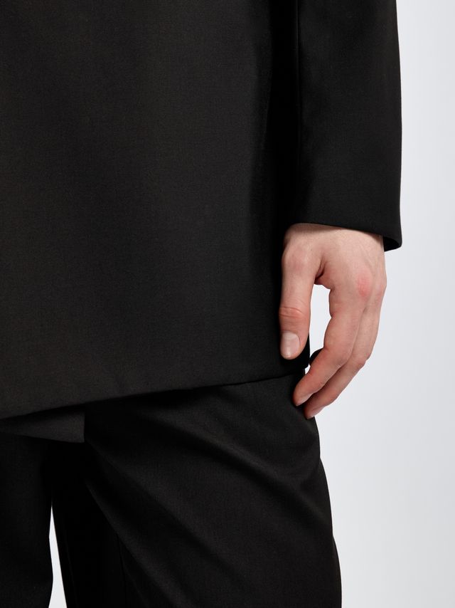 Двубортный пиджак с акцентными плечами и лацканами