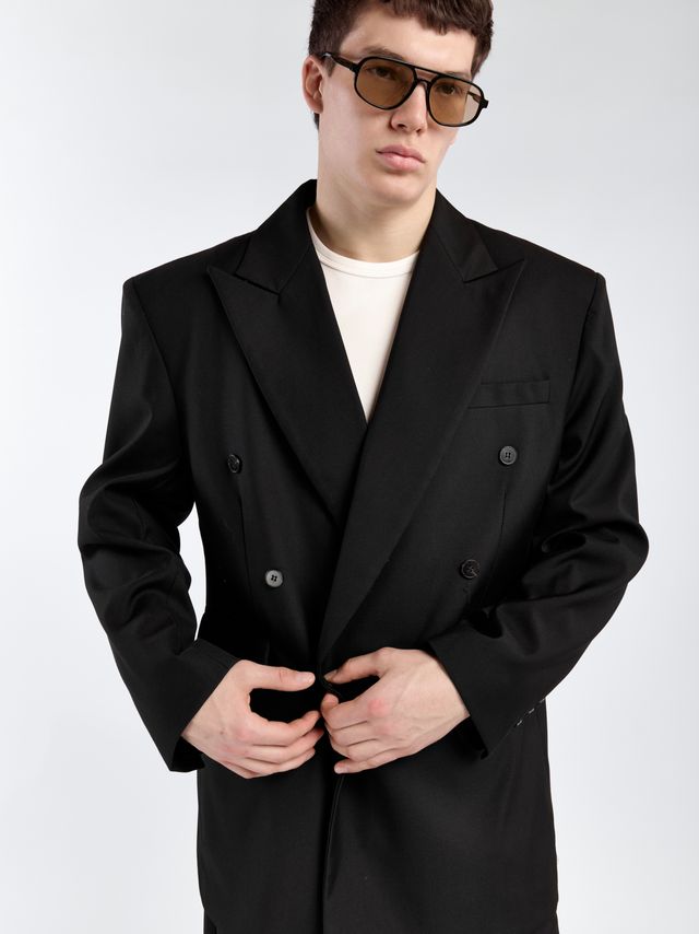Двубортный пиджак с акцентными плечами и лацканами