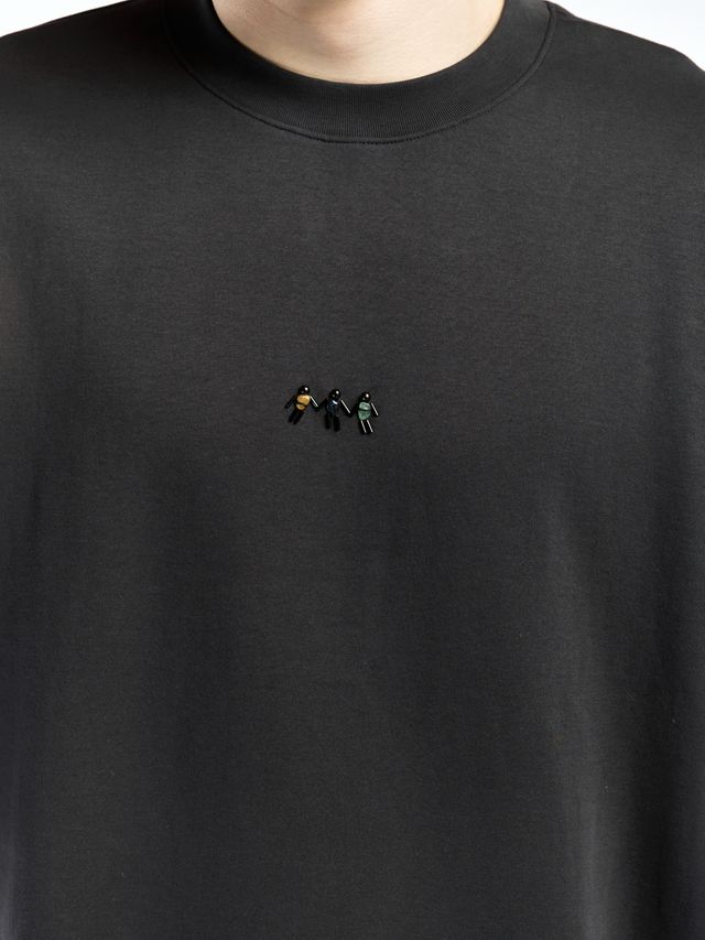 Футболка с вышивкой из камней