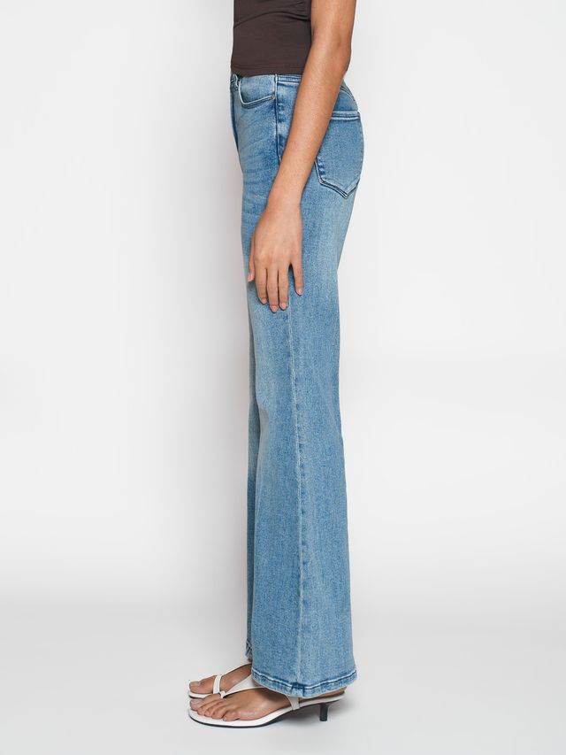 Джинсы клеш облегающего кроя