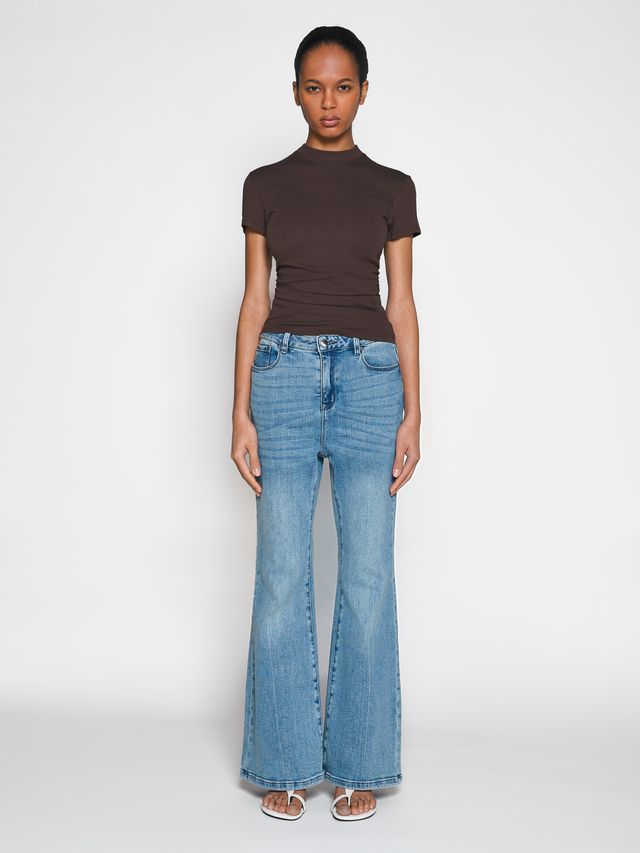 Джинсы клеш облегающего кроя