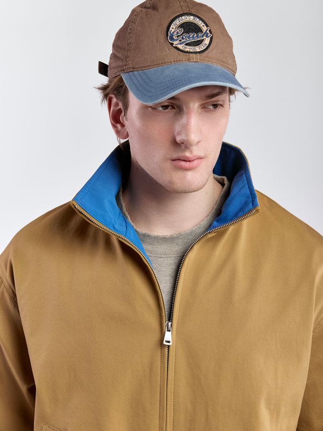 Куртка с воротником-стойкой укороченного кроя