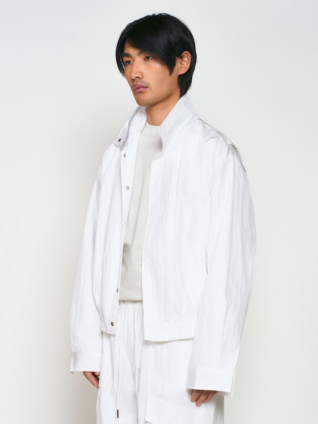 Ветровка из жатой ткани с воротником-стойкой