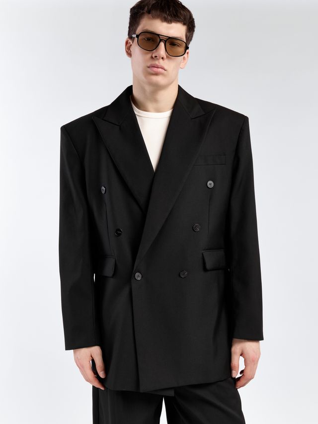 Двубортный пиджак с акцентными плечами и лацканами