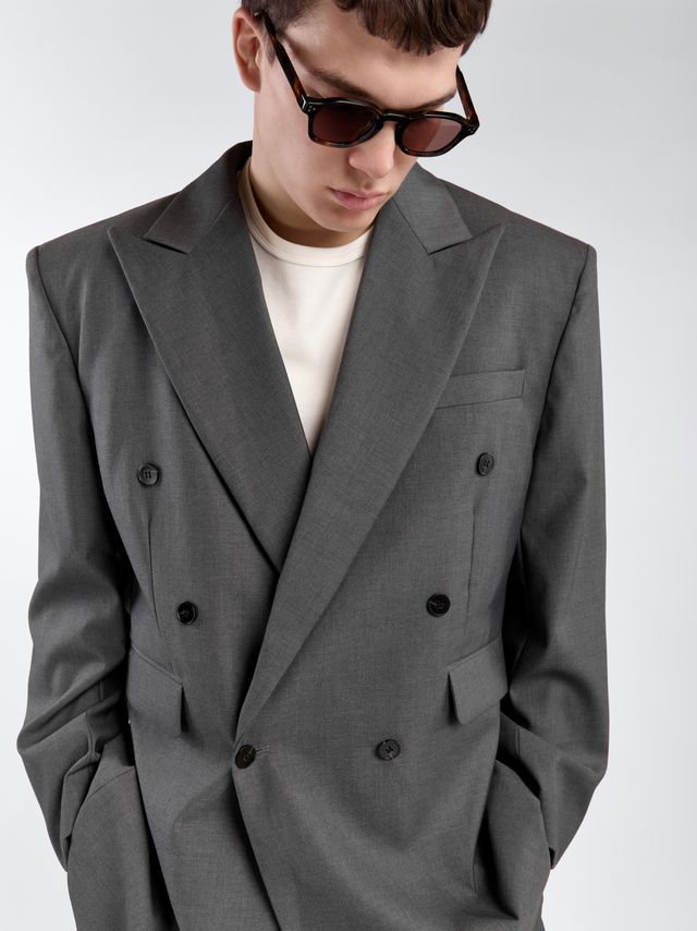 Двубортный пиджак с акцентными плечами и лацканами