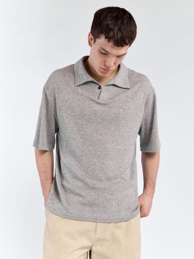 Поло с акцентной пуговицей