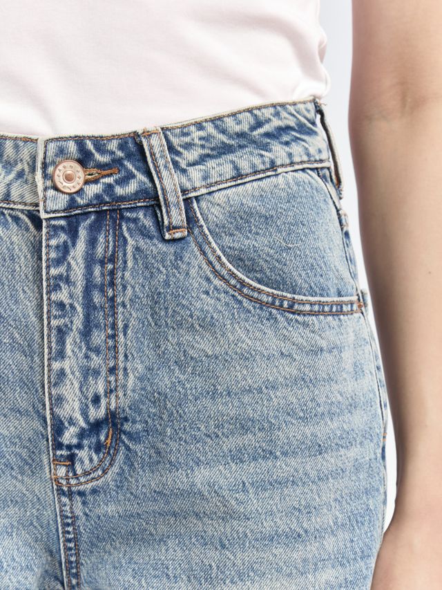 Джинсы прямого силуэта в винтажно стиле